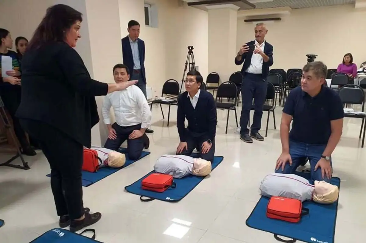 Глав МВД, МОН и других министров научили оказывать помощь при сердечных приступах