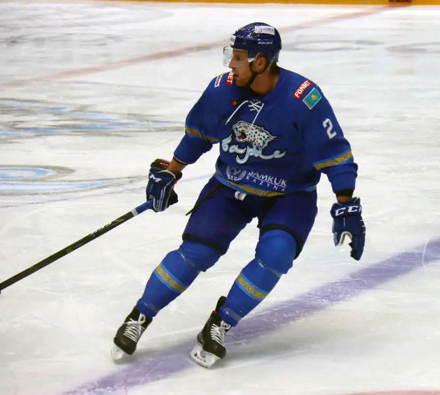 Защитник Барыса подрался во втором периоде в матче против СКА