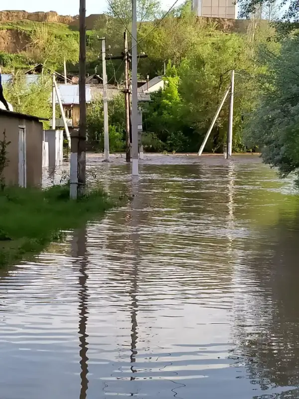 После наводнения вода стекает в поселок Оргебас, ведется откачка