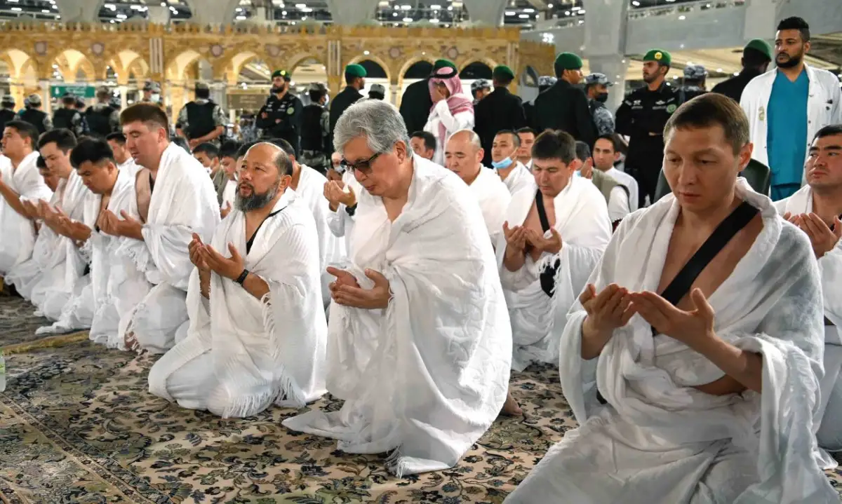 Президент Казахстана совершил малый хадж в Мекке и вошел в Каабу (фото)