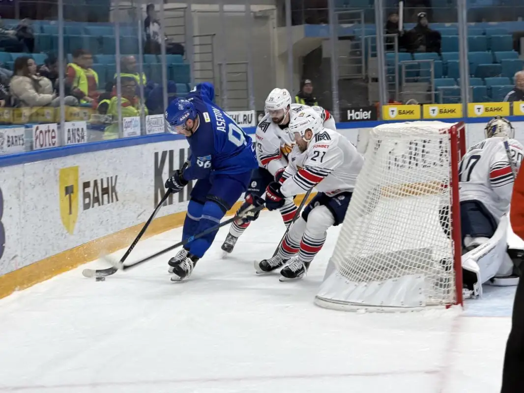 "Барыс" и "Металлург" начали матч на высоких скоростях