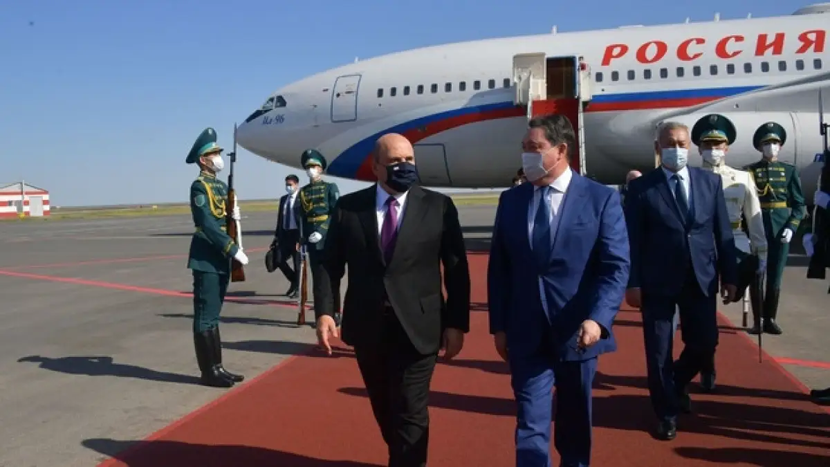 Мамин встретил Мишустина в аэропорту - фото