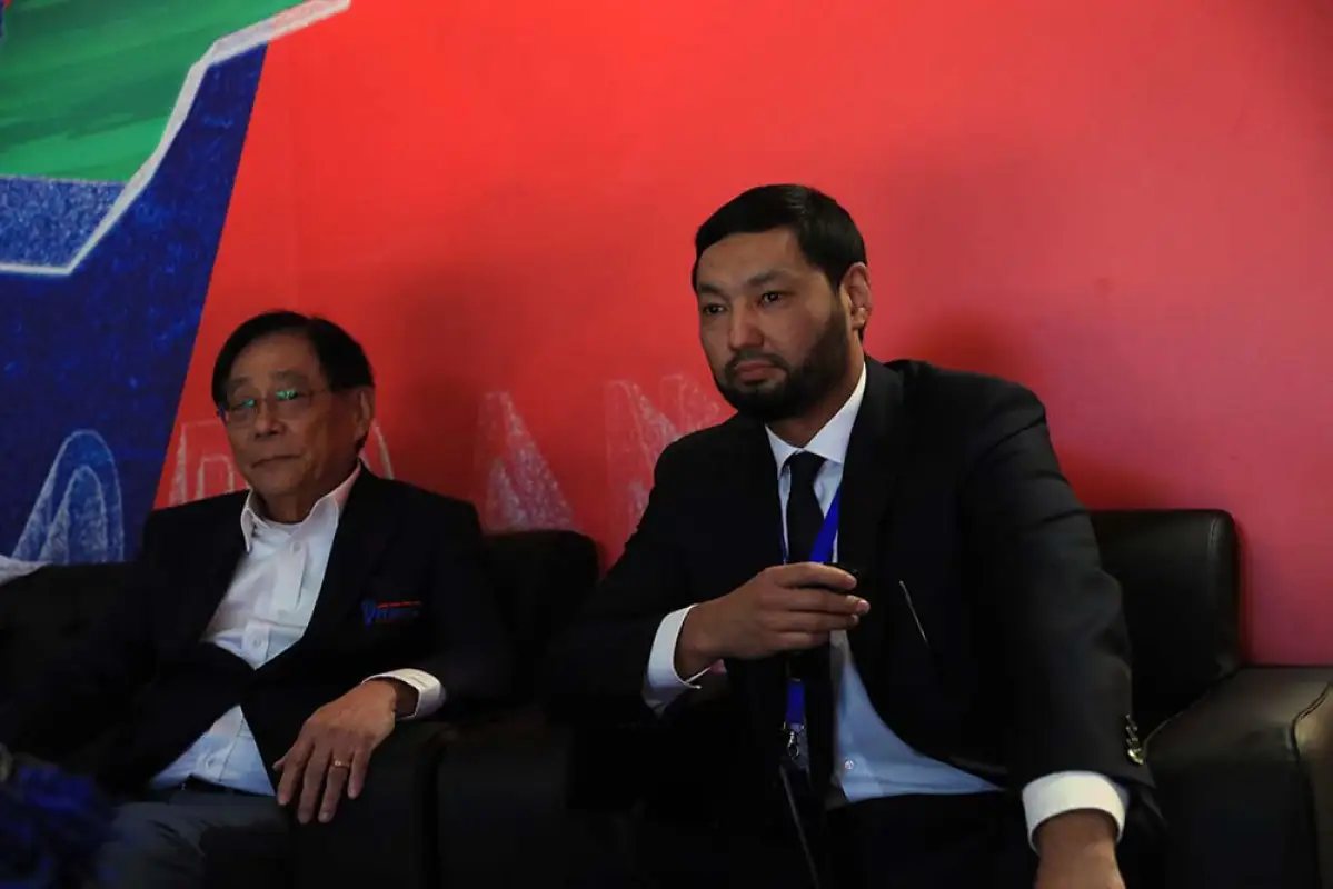 Президент КФБ Кенес Ракишев поддерживает боксёров в финалах ЧА в Иордании