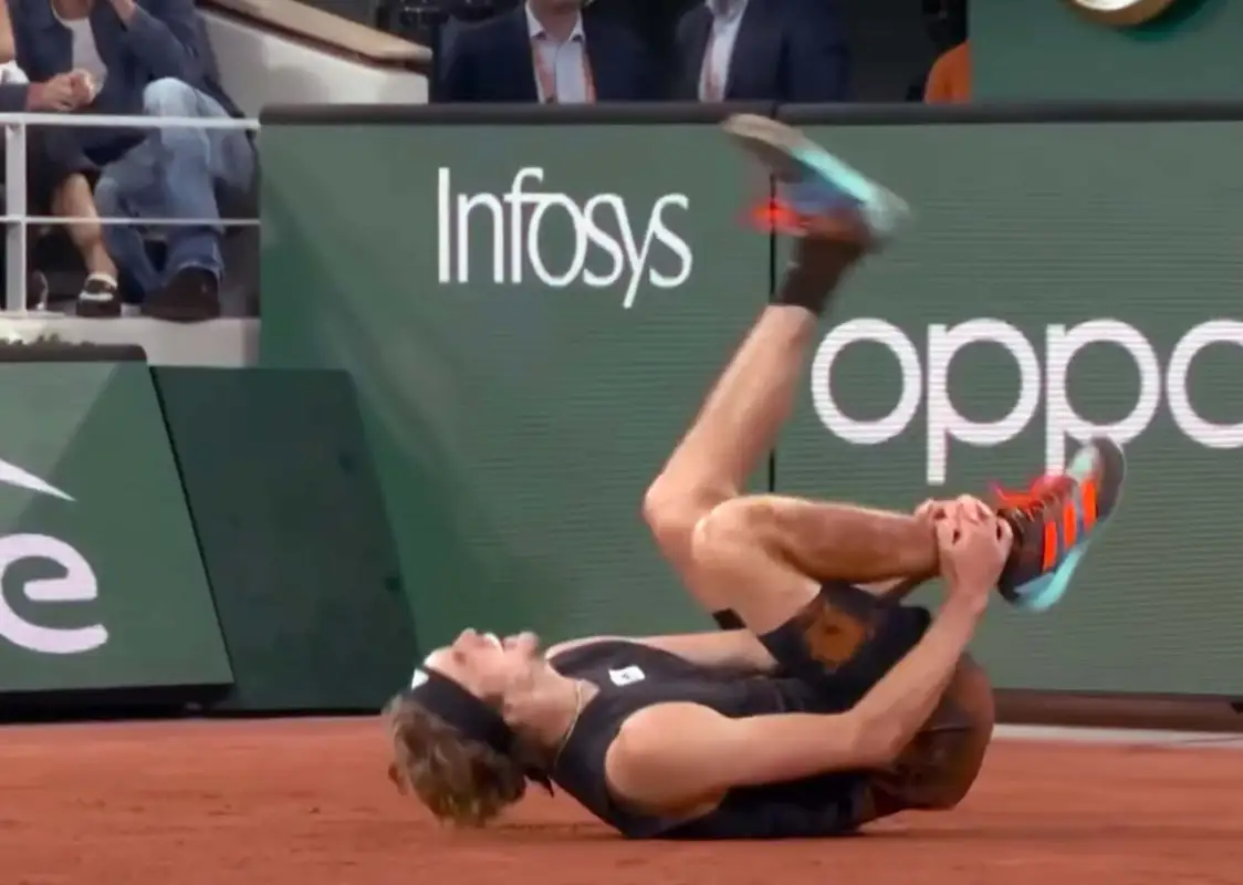 Зверев покинул корт на костылях, не доиграв матч с Надалем на Ролан Гаррос - видео