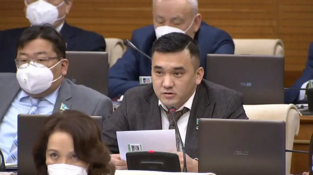 Мажилис досрочно прекратил полномочия депутата Сембинова 