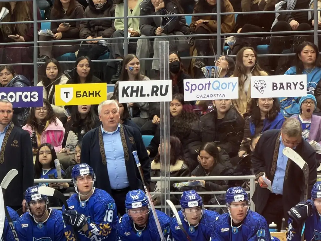 Тренеры "Барыса" надели казахские камзолы