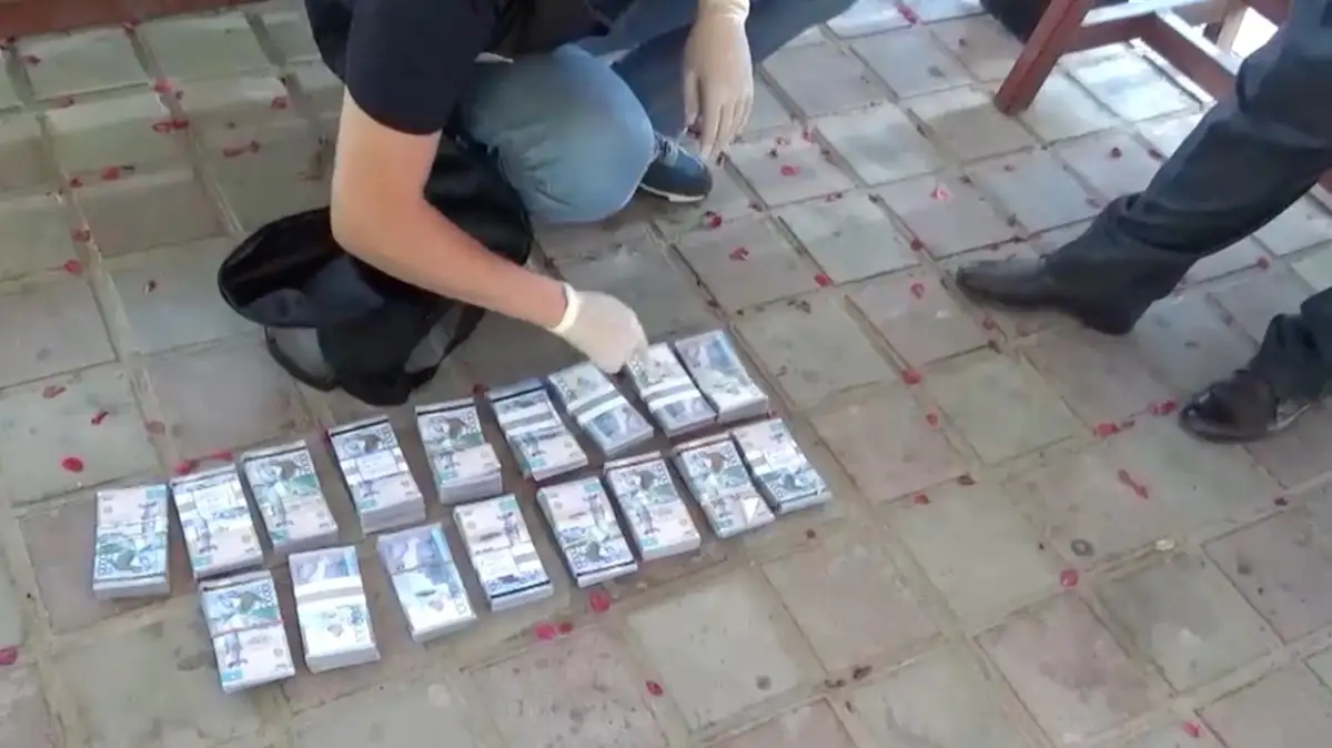 Взятку привез посредник: как задержали председателя суда в Актау