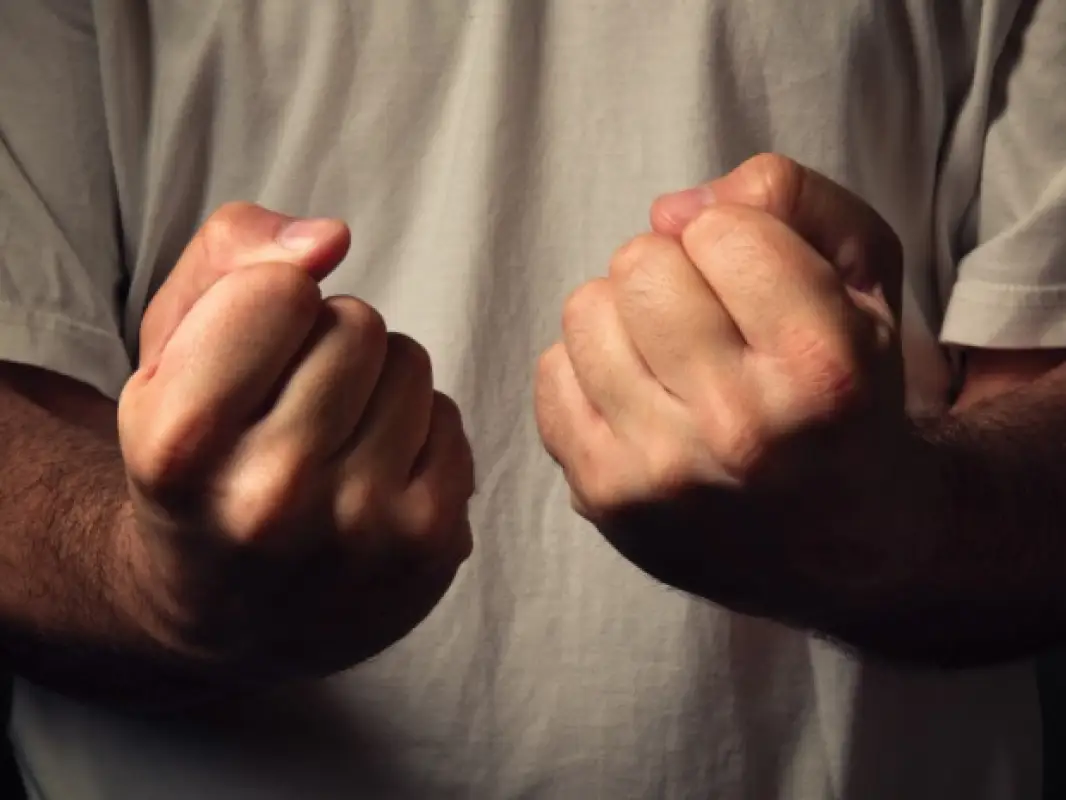 Житель Павлодара выбил зубы маленькому сыну - полиция завела дело