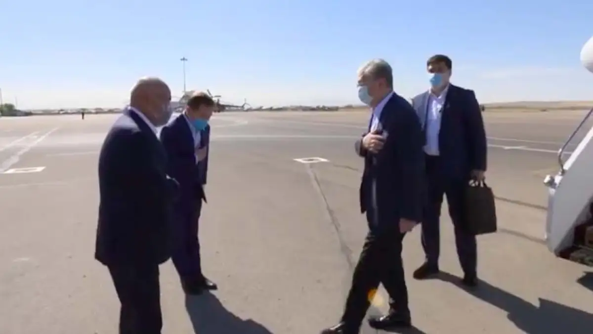 Как Токаев поздоровался с Шукеевым: видео из Туркестанской области