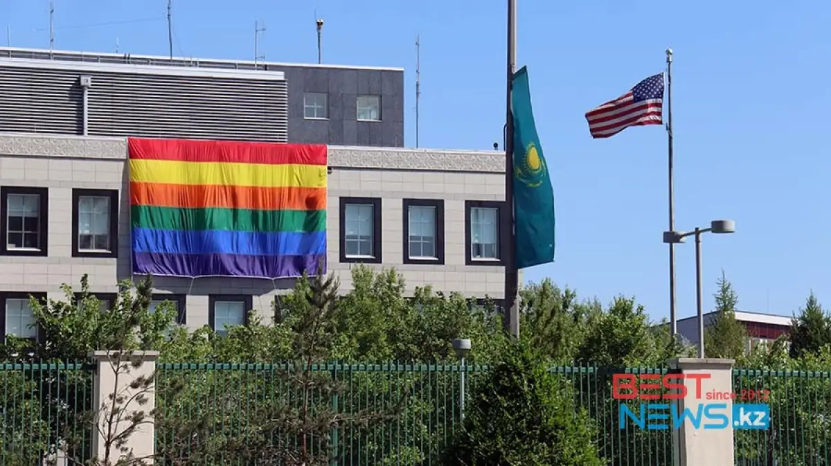 На здании посольства США в Нур-Султане висит большой радужный флаг