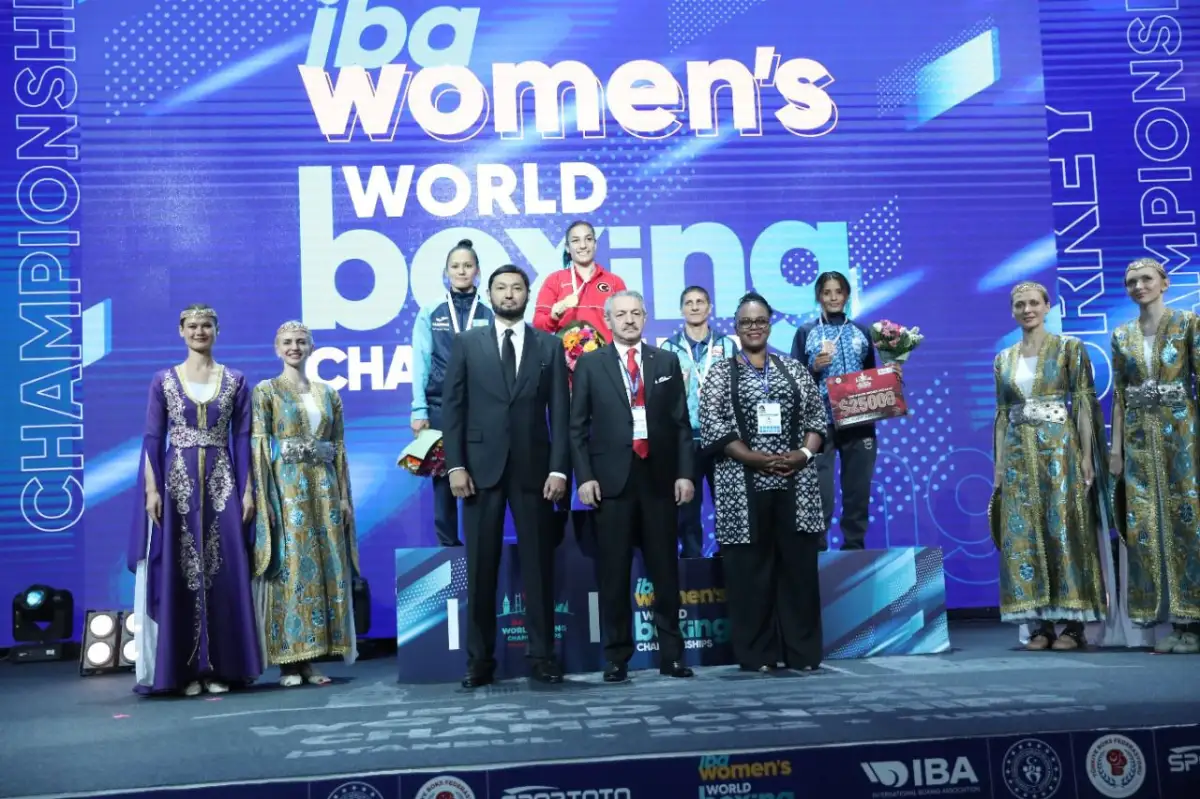 Президент КФБ Кенес Ракишев поддержал сборную Казахстана и премировал медалисток