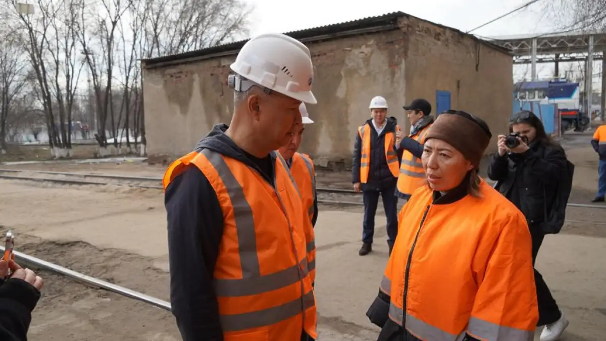 Азат Перуашев вместе с партийцами «Ак жола» встретились с рабочими «Қамқор Локомотив»