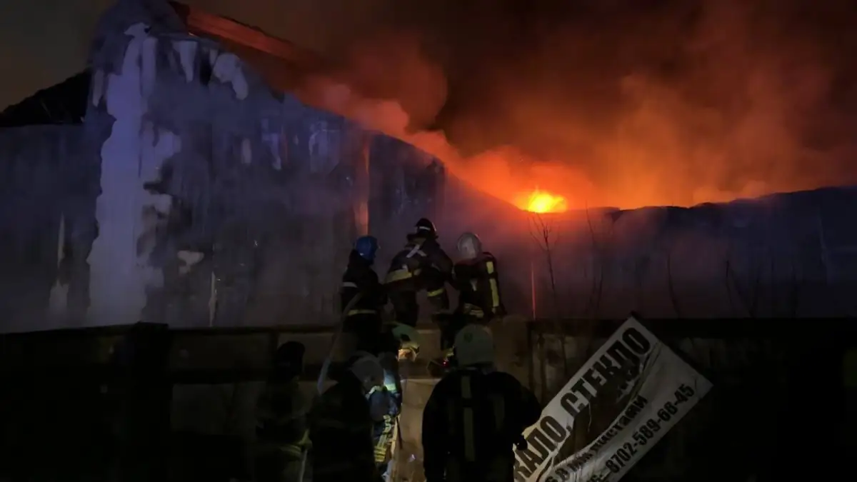 В Астане тушили мебельный склад по повышенному рангу вызова пожарных