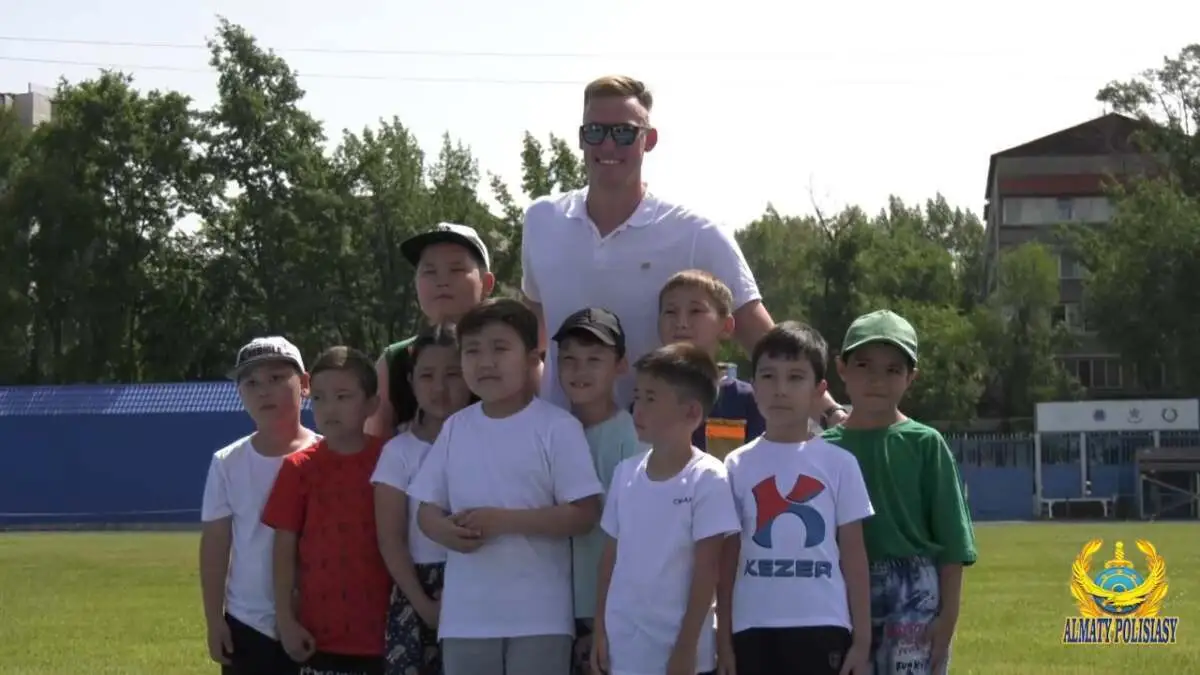Дмитрий Баландин и семьи полицейских Алматы состязались в эстафете