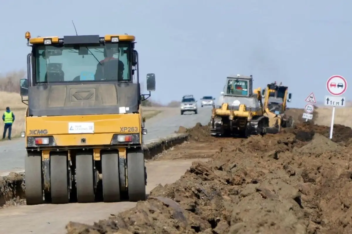 В Казахстане строят первую в стране трехполосную дорогу