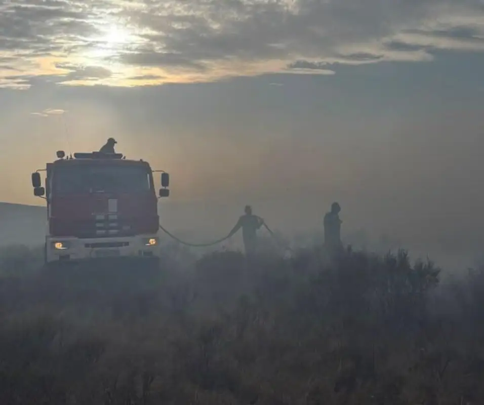Со степными пожарами в Карагандинской области борются уже 620 огнеборцев