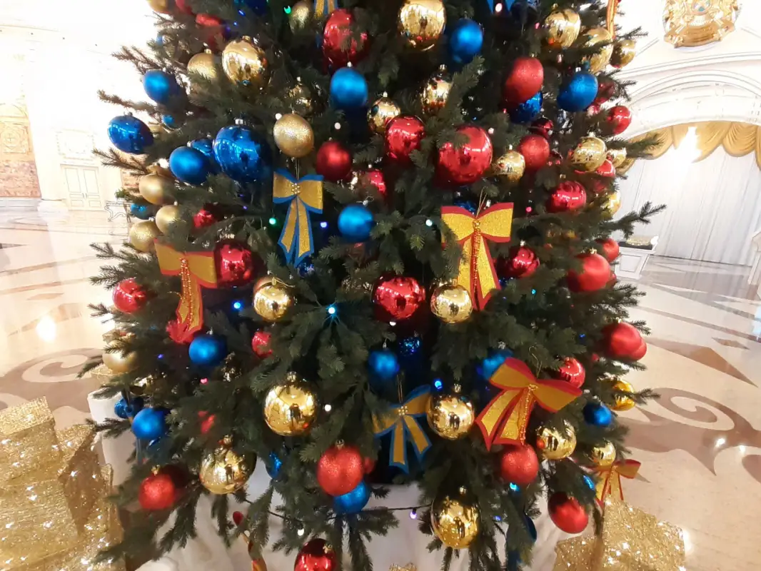 6 метров красоты и 1000 украшений: как выглядит новогодняя ёлка в Акорде