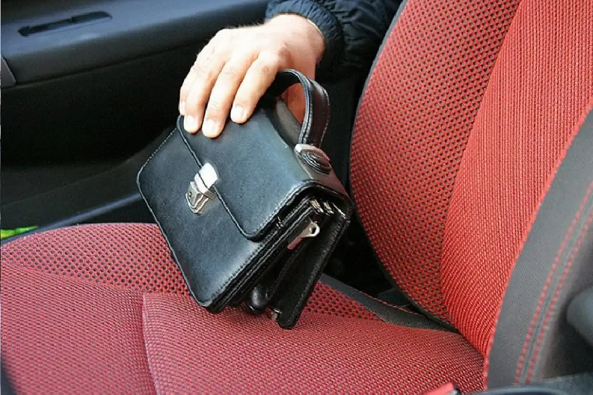 В Нур-Султане вор украл из машины телефон и деньги, пока водитель спал