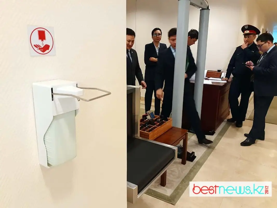 Коронавирус: министрам Казахстана предлагают дезинфицировать руки перед входом в зал