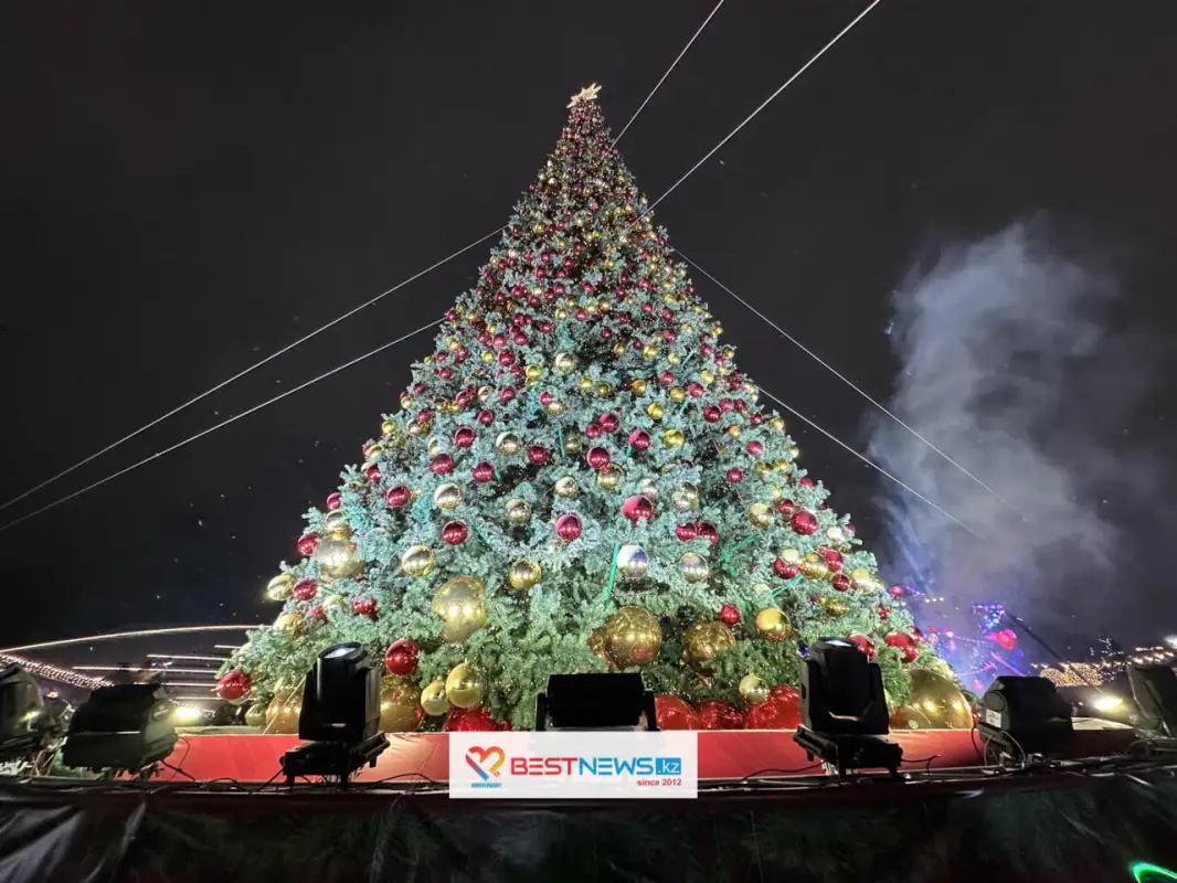 В Астане зажгли самую большую ёлку