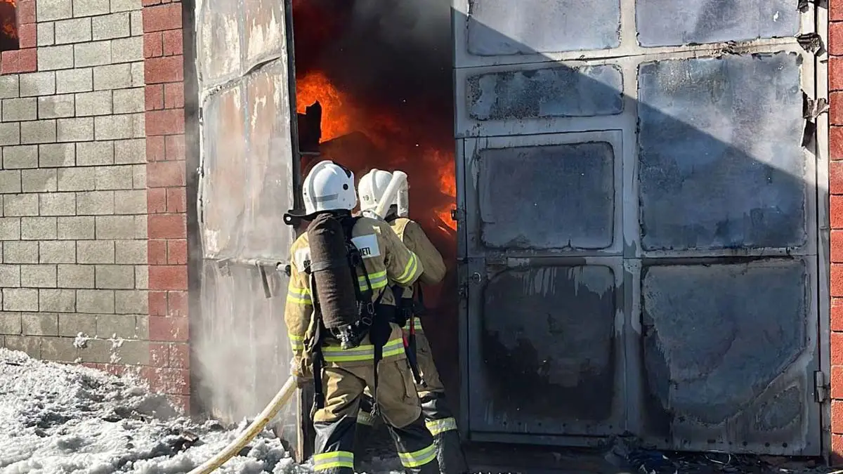 В Алматы локализован сильный пожар на складе с газбаллонами