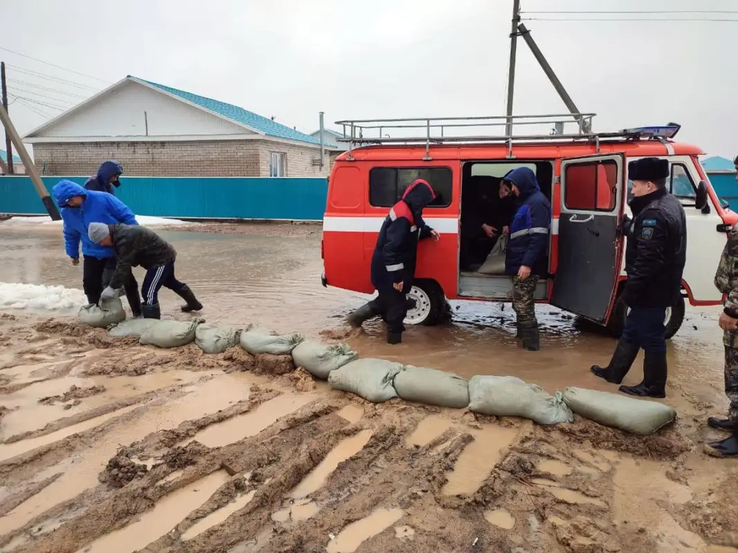Паводки в Казахстане: в какие регионы направили дополнительные силы МЧС