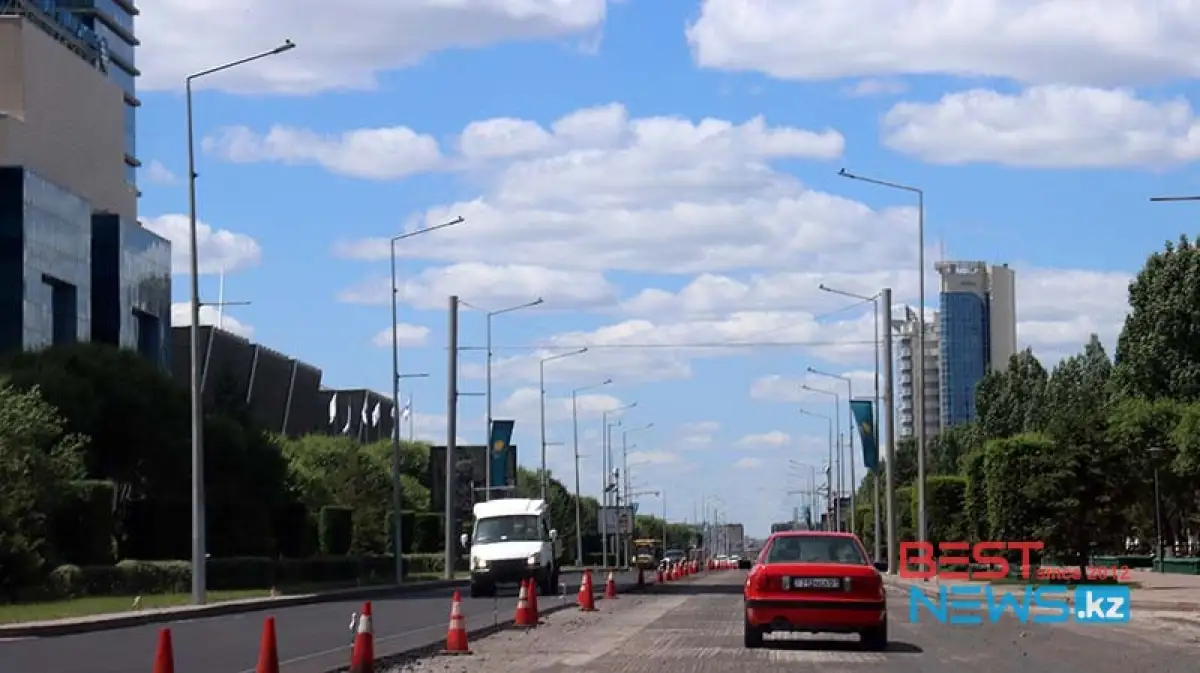 В столице РК на центральном проспекте укладывают новый асфальт