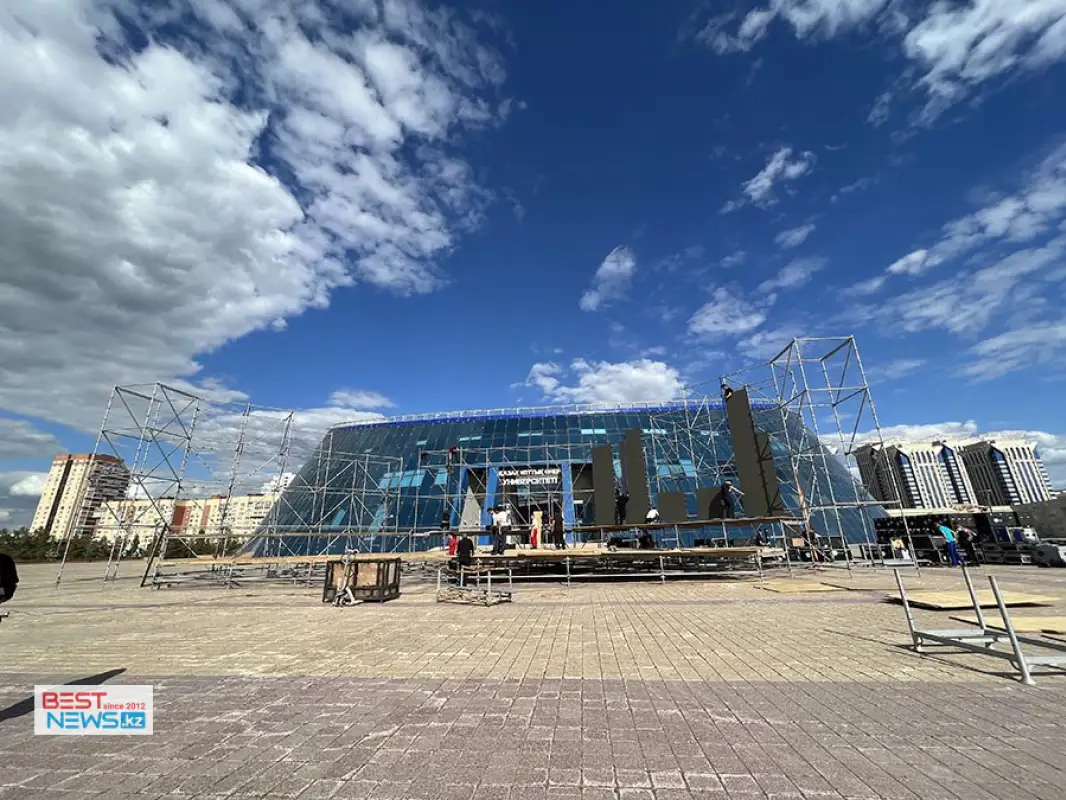 В Нур-Султане монтируют сцены в канун Дня Столицы - видео