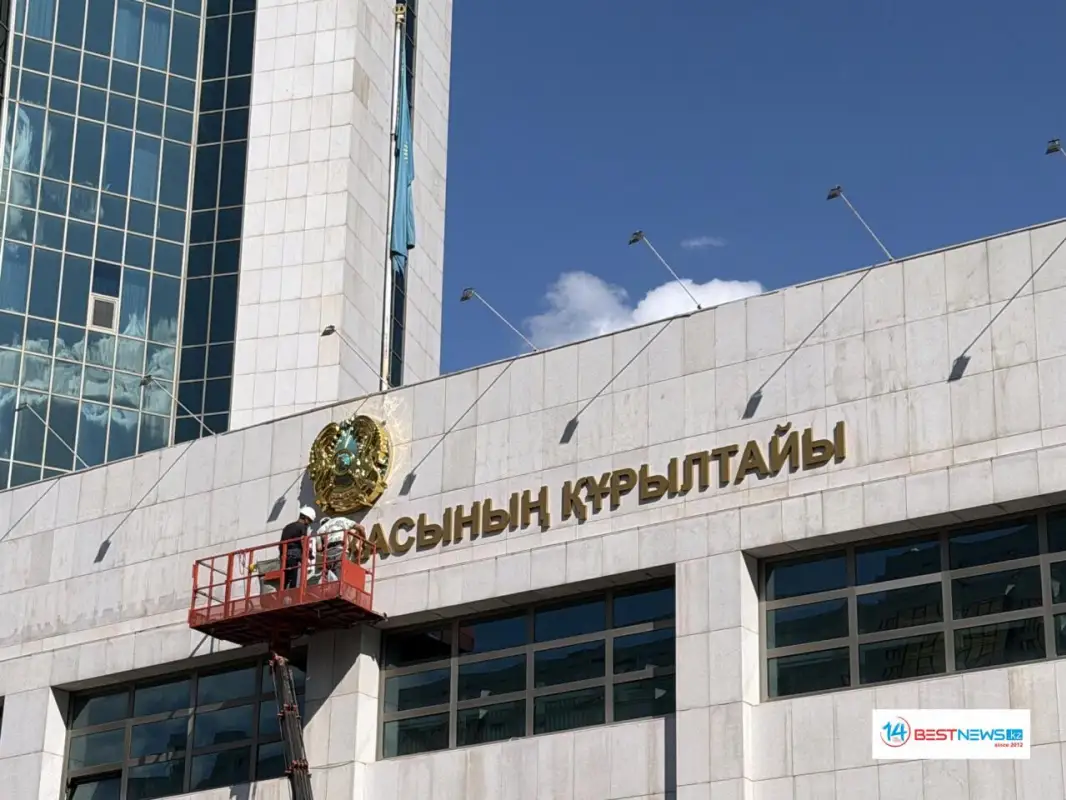 Для депутатов Курылтая обновили еще одну вывеску на фасаде