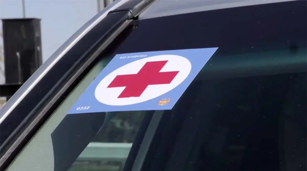 Медики Нур-Султана получили опознавательные наклейки на авто