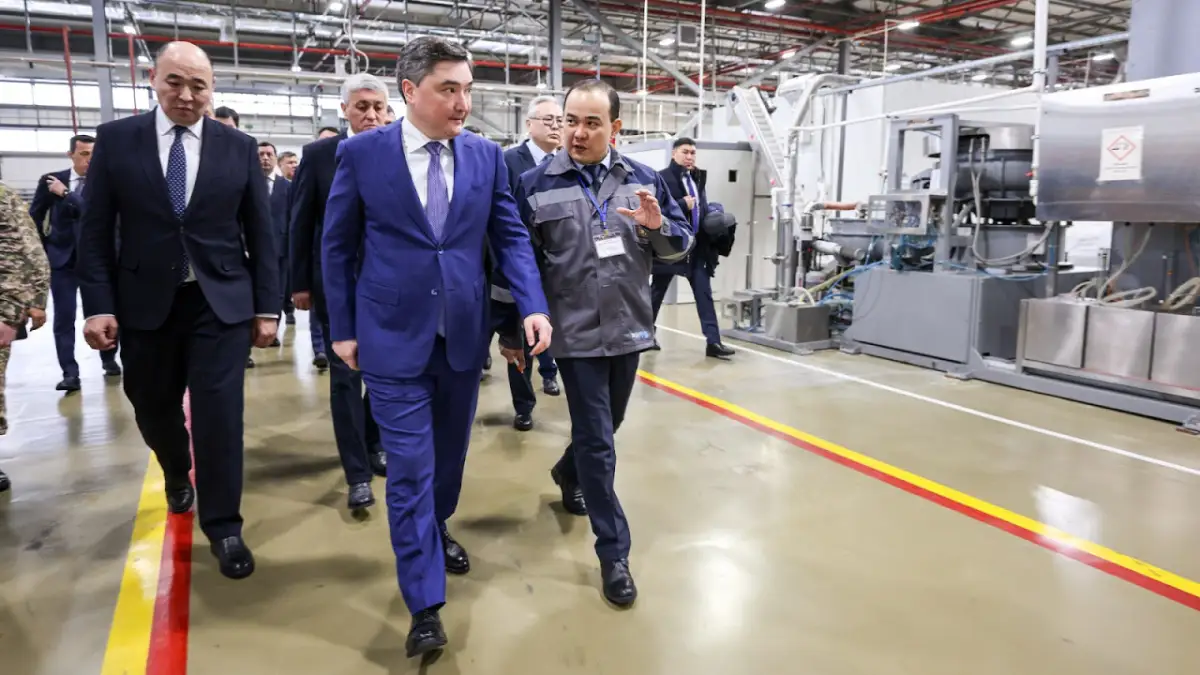 Олжас Бектенов посетил производство патронов и цеха Qarmet