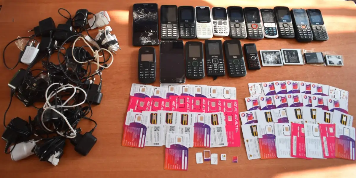 Засекли «переброс»: 17 мобильных телефонов пытались передать зэкам в ЗКО