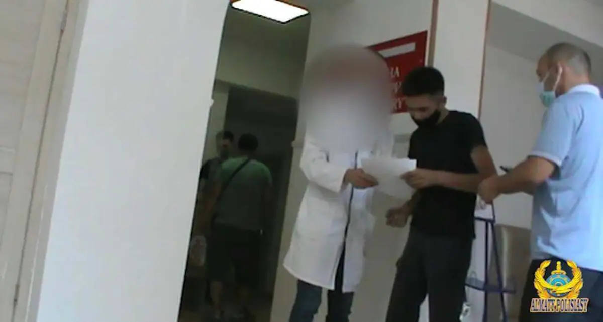 Сотрудники медучреждений алматы попались на продаже паспортов вакцинации