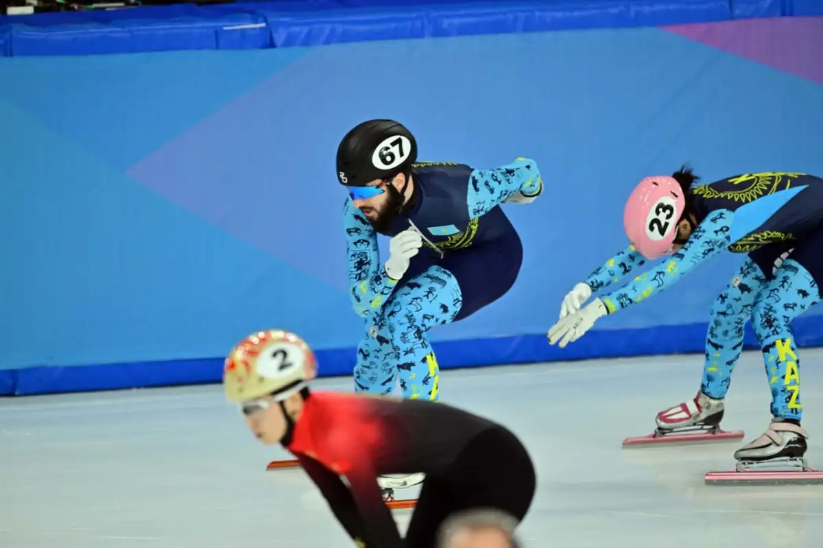 Падение не помешало шорт-трекистам сборной Казахстана выйти в финал на Азиаде