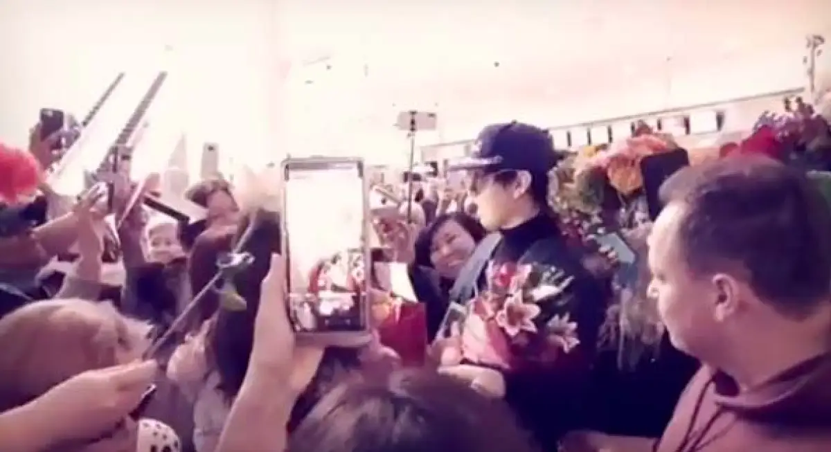 "We love you": как Димаша встретили фанаты в Нью-Йорке