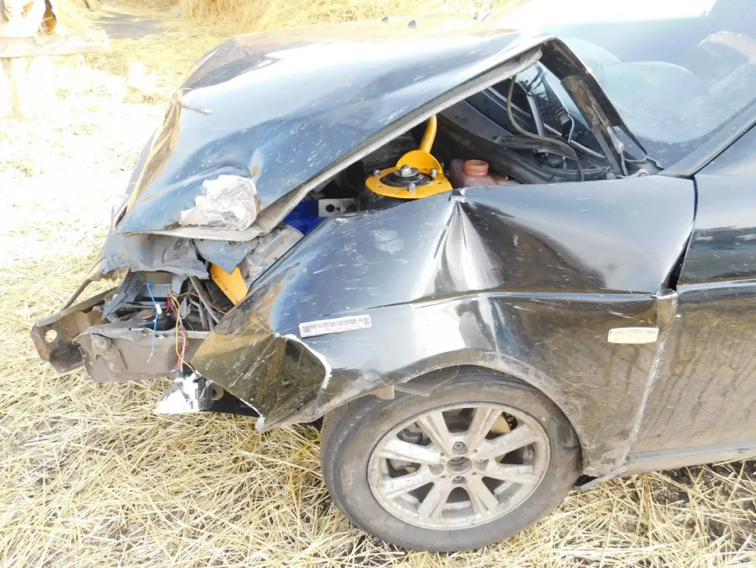 Нетрезвый водитель опрокинул Mercedes в кювет и попал в больницу в СКО