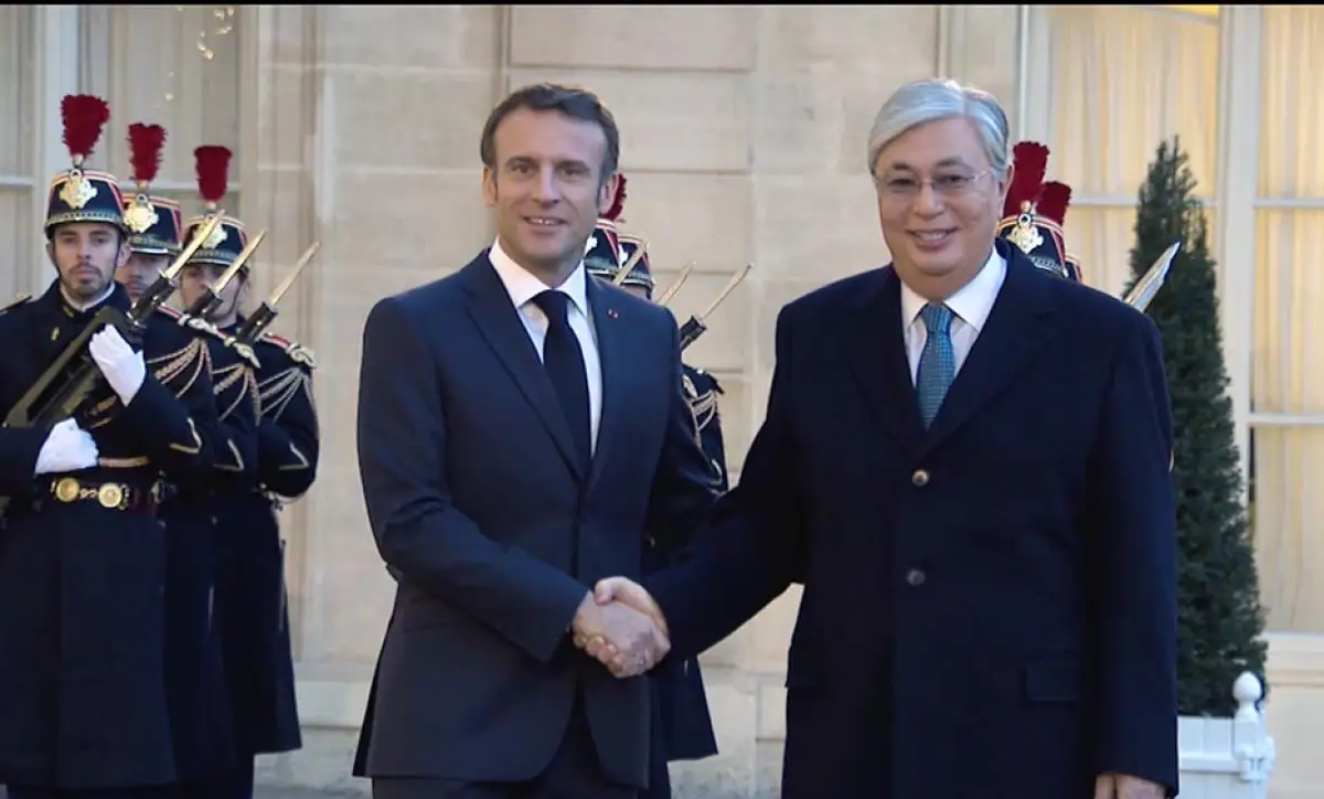 В Елисейском дворце начались переговоры Президентов Франции и Казахстана - видео