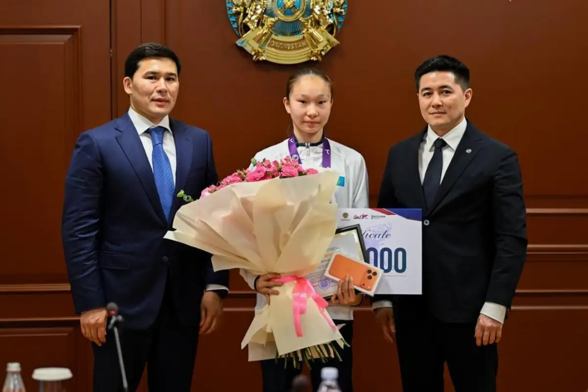 Айым Серикбаевой вручили чек и iPhone