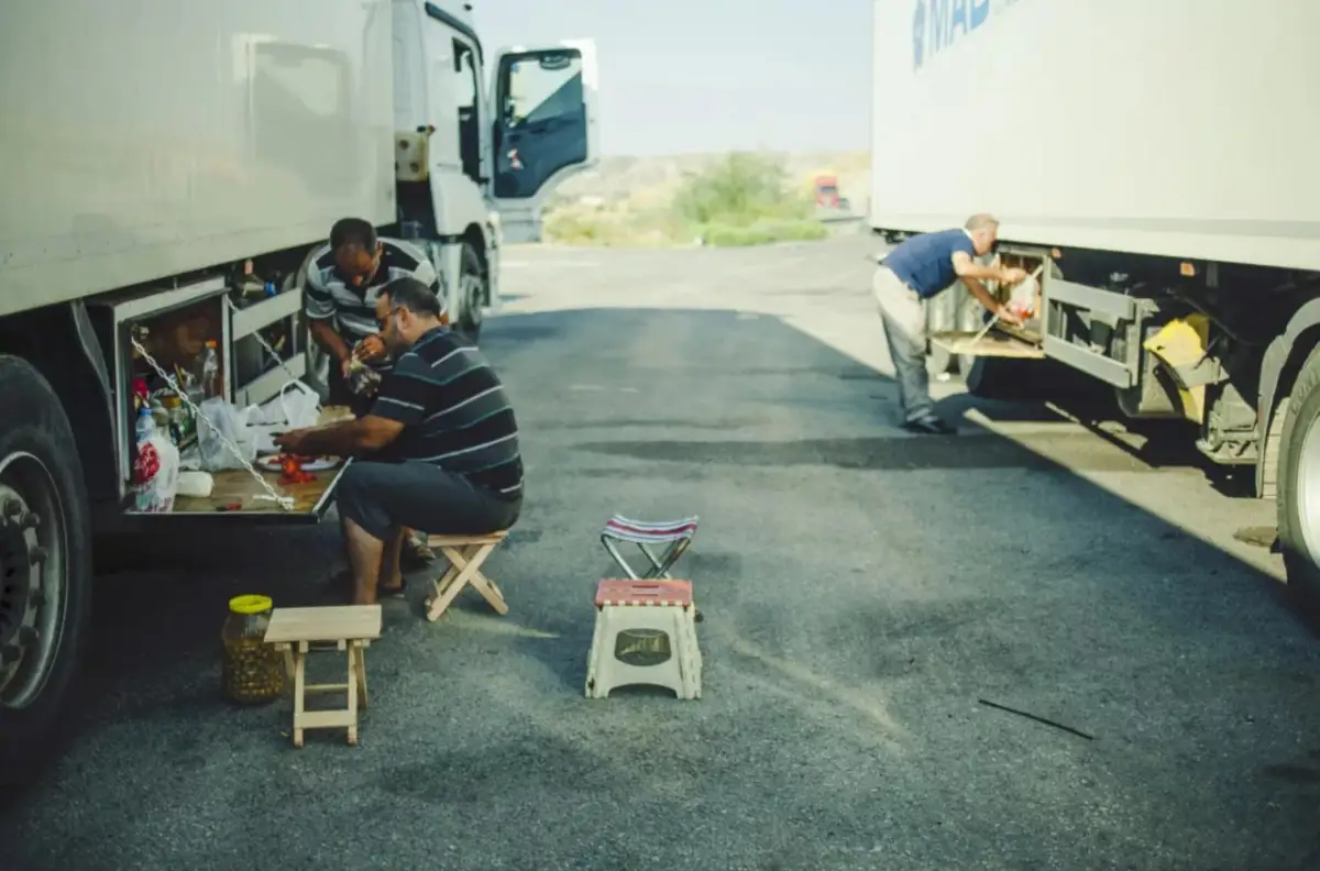 В Казахстане водителям могут запретить длительный отдых на обочине 