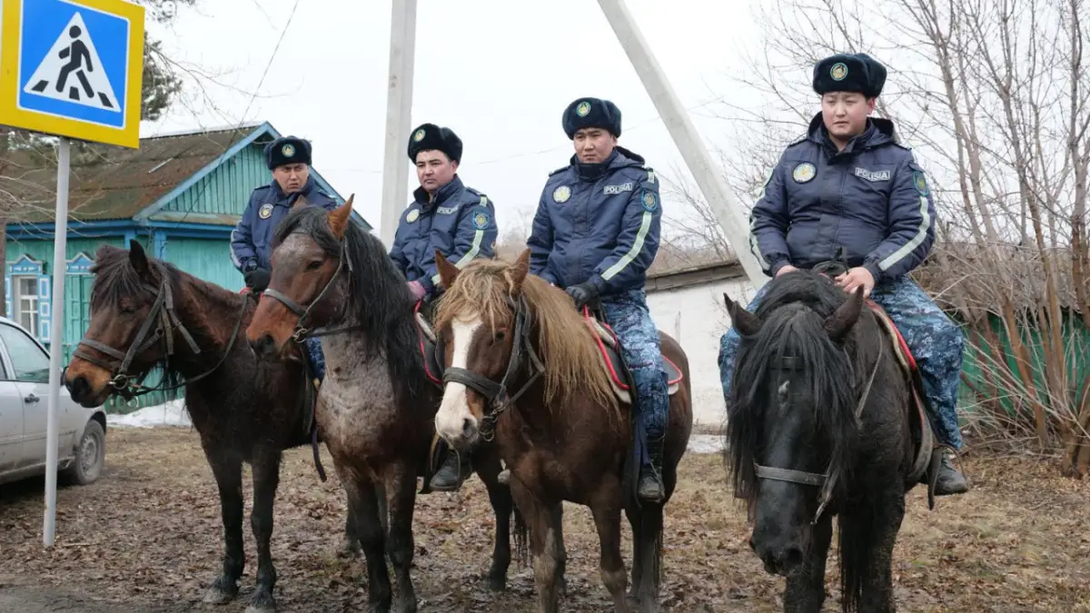 Полиция использует кавалерию для информирования жителей Петропавловска об эвакуации  