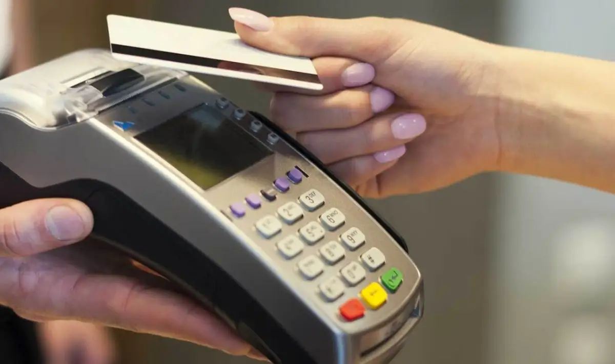 Операции по «безналу» в Казахстане выросли в 10 раз