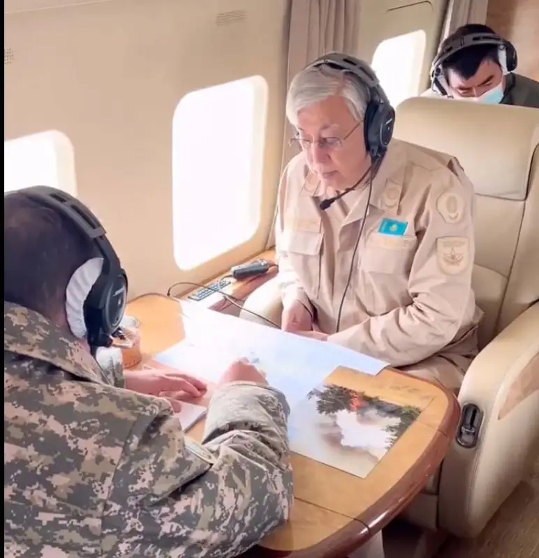 Токаев совершил облет районов Костанайской области, пострадавших от пожара - видео