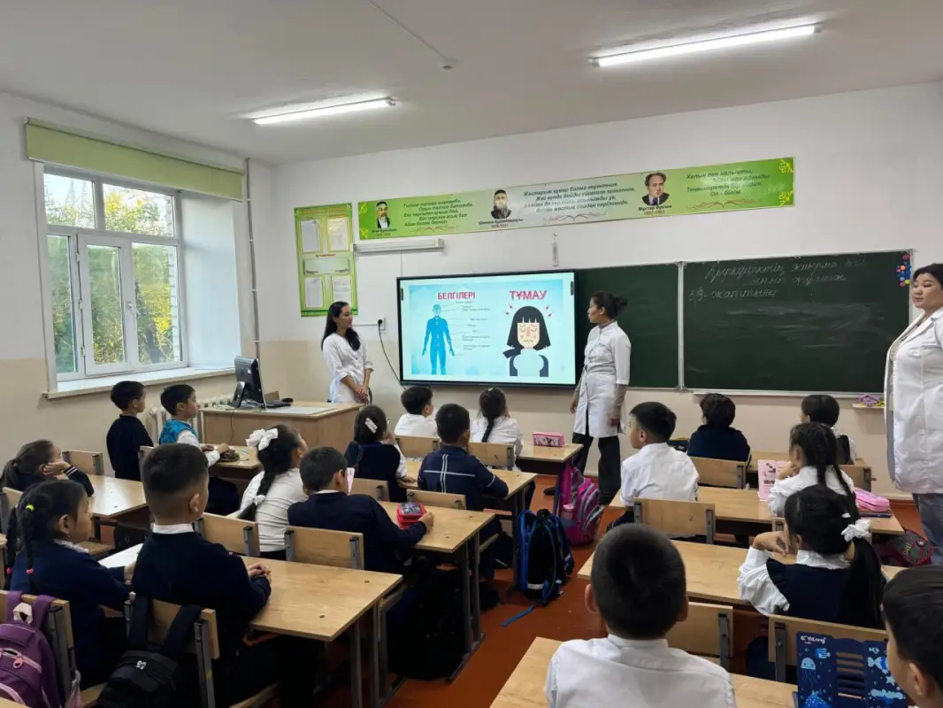 Грипп атакует: в Казахстане оставляют школьников в классе даже на переменах