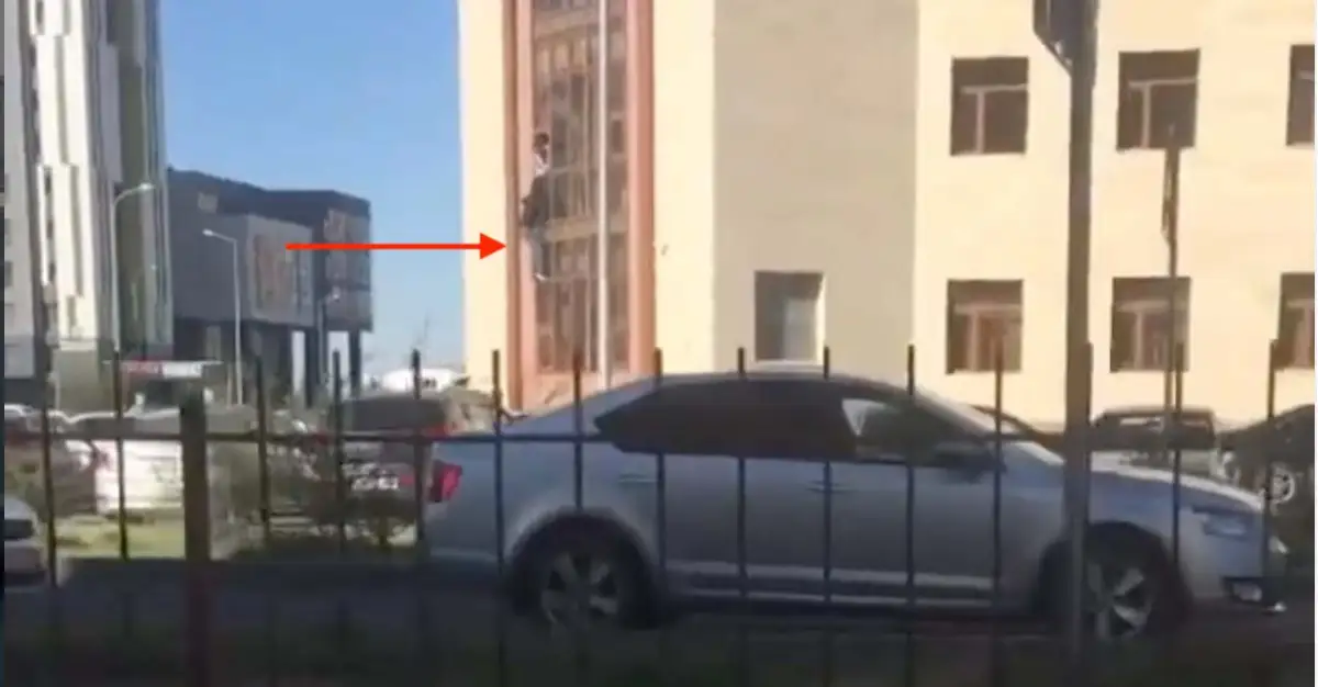 Астанчанин пытался сбежать из полиции через окно - видео