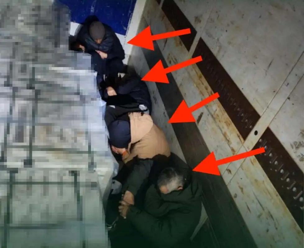 В Актюбинской области 10 иностранцев спрятали под стройматериалами в грузовике