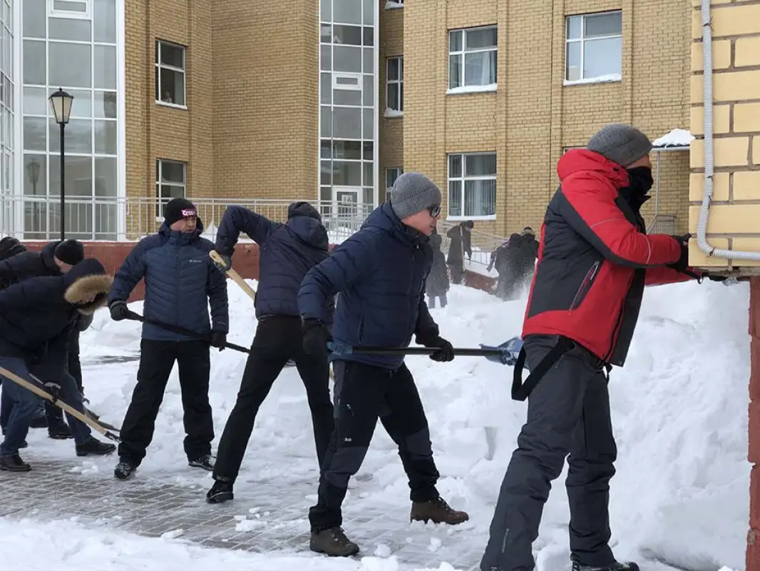 Коллектив Минюста вместе с Маратом Бекетаевым убрали снег во дворе больницы