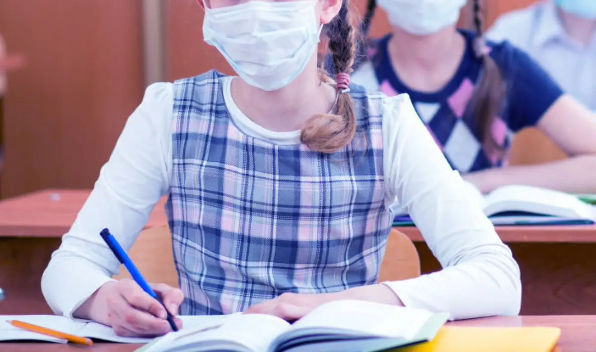 Минздрав Казахстана разрешил школьникам не носить маски на уроках