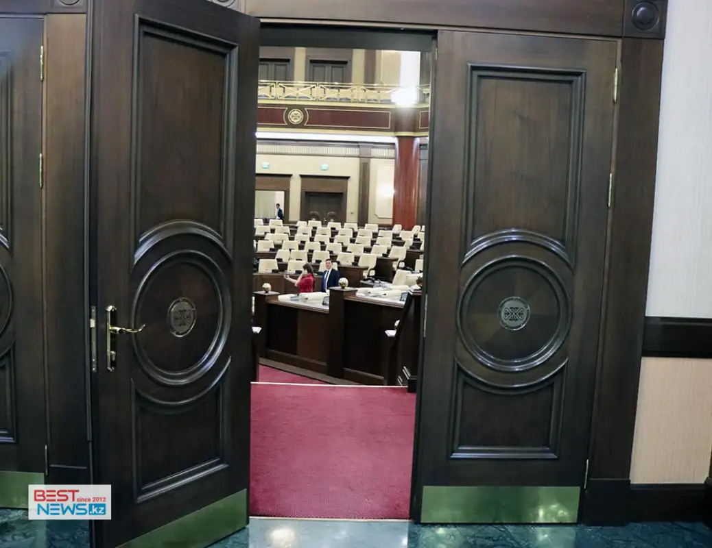 Парламент Казахстана ушел на каникулы - фото