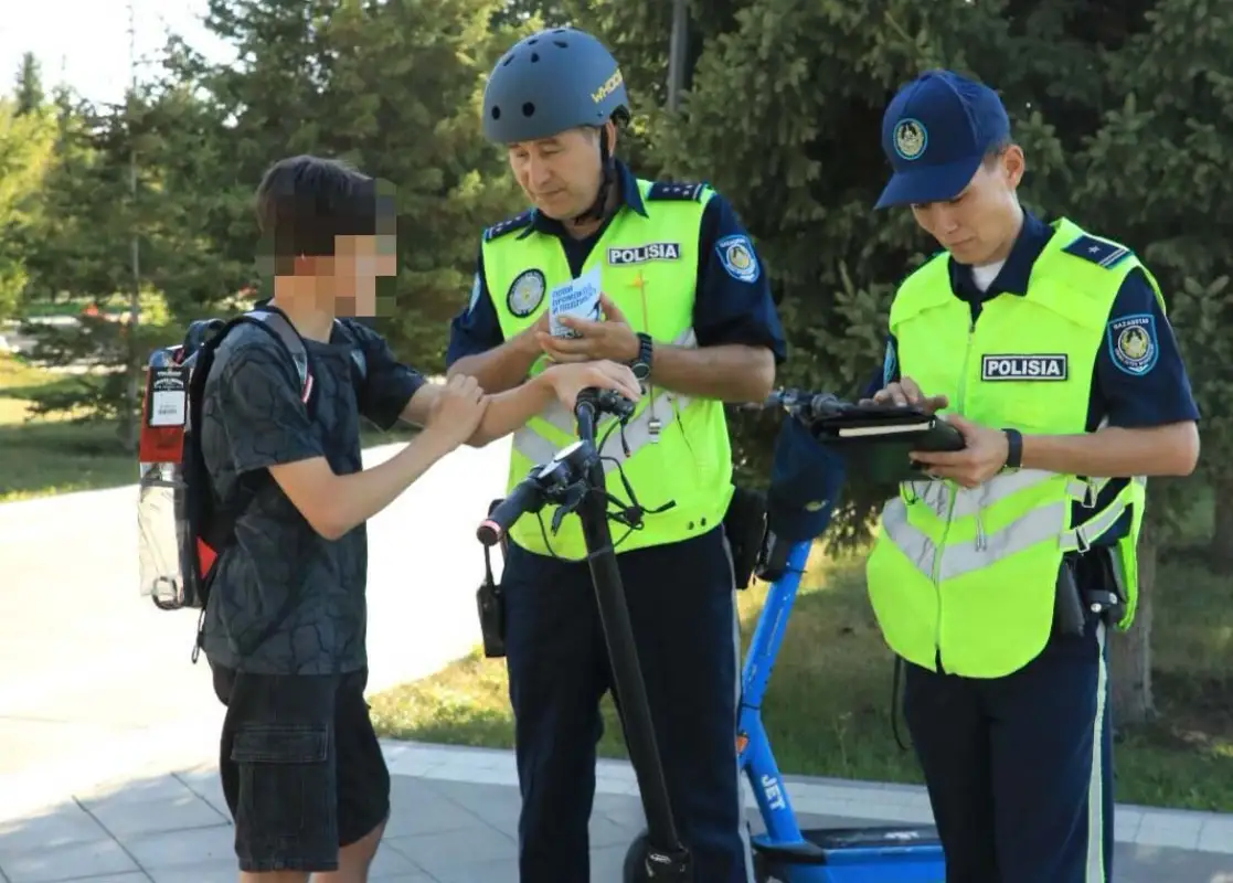 В Астане полицейские начали профилактику с водителями самокатов