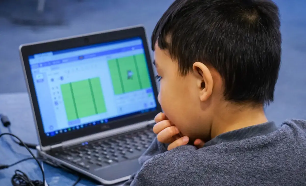 МОН Казахстана: 80 процентов школьников выбрали дистанционную форму обучения  